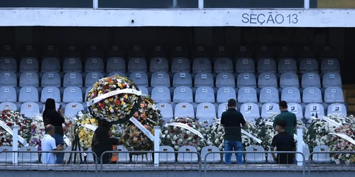 Pele adus pe stadionul Vila Belmiro flori fani FOTO Profimedia (3) jpg