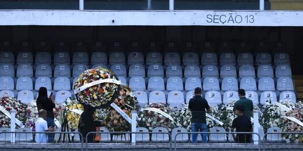Pele adus pe stadionul Vila Belmiro flori fani FOTO Profimedia (3) jpg