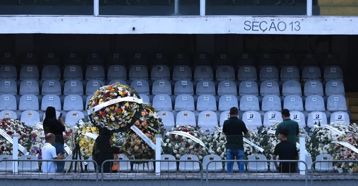Coroane imense au fost depuse pe stadionul lui Santos în memoria lui Pele. Foto Profimedia