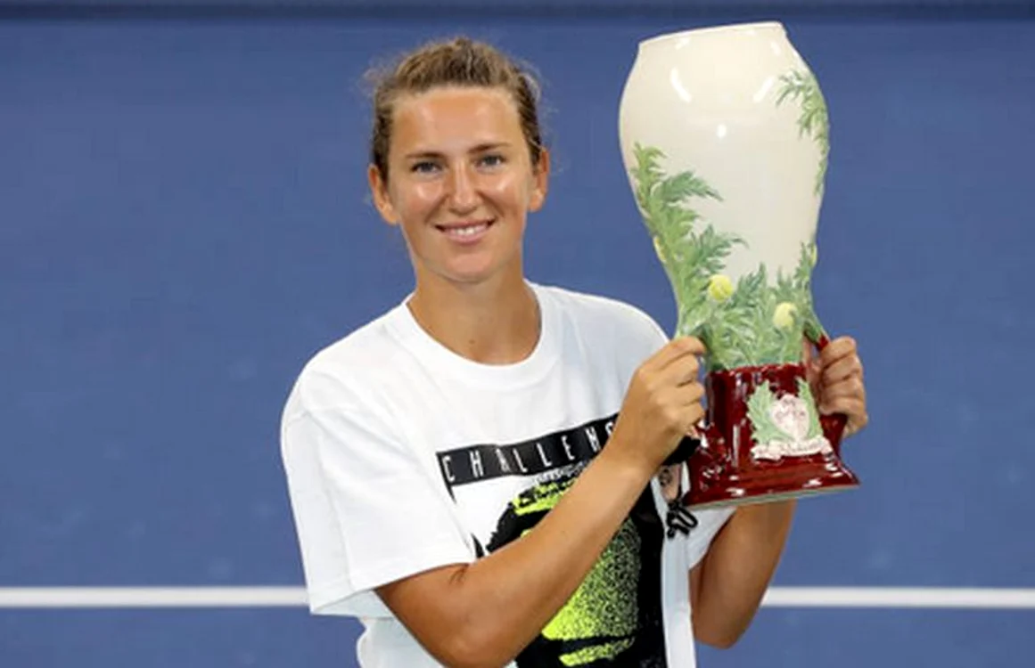 
    Victoria Azarenka și trofeul cucerit la Western & Southern Open în 2020Foto: Guliver/ GettyImages  