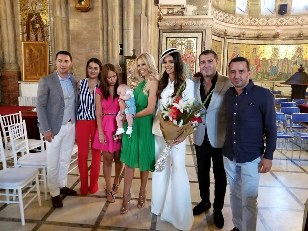 Nașa (în verde) și mămica (în alb) aufost foarte elegante la ceremonie