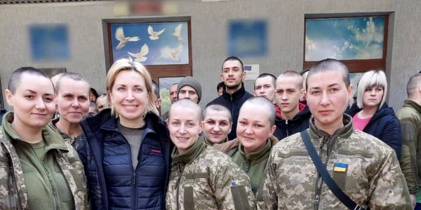femei rase in cap de soldatii rusi