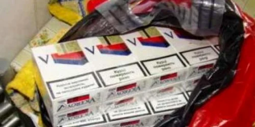 Femeia a fost prinsă pe când descărca ţigările dintr-un taxi