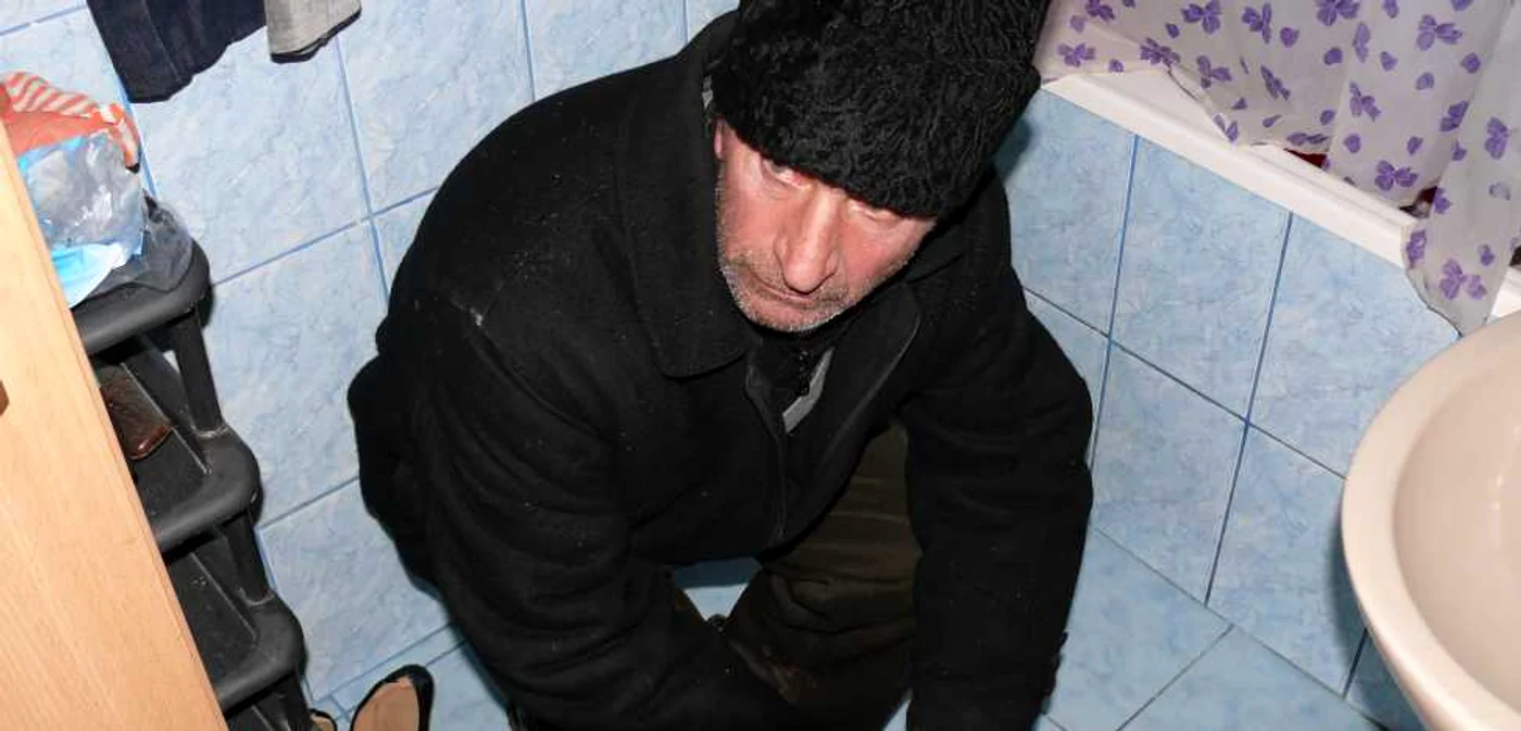 Bărbatul a fost găsit de către soţie spânzurat în baie