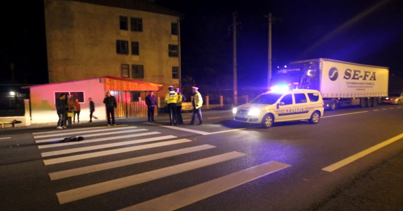 Accidentul s-a petrecut pe trecerea de pietoni din faţa liceului unde s-au organizat alegerile. FOTO: Daniel Guţă. ADEVĂRUL.
