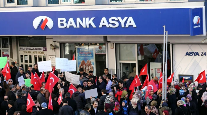 Bank Asya este o bancă islamică afiliată cliericului Fetullah Gulen, pe care autorităţile turce îl acuză de conducerea unui stat clandestin, paralel FOTO rt.com