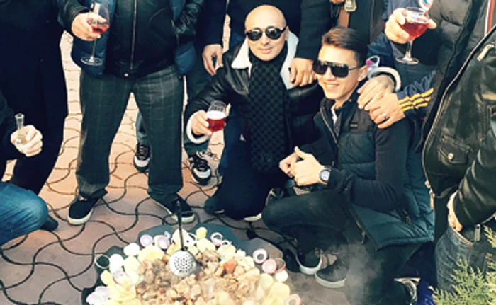 
    Marcel Pavel a făcut  chef cu carne de  porc pregătită la disc  