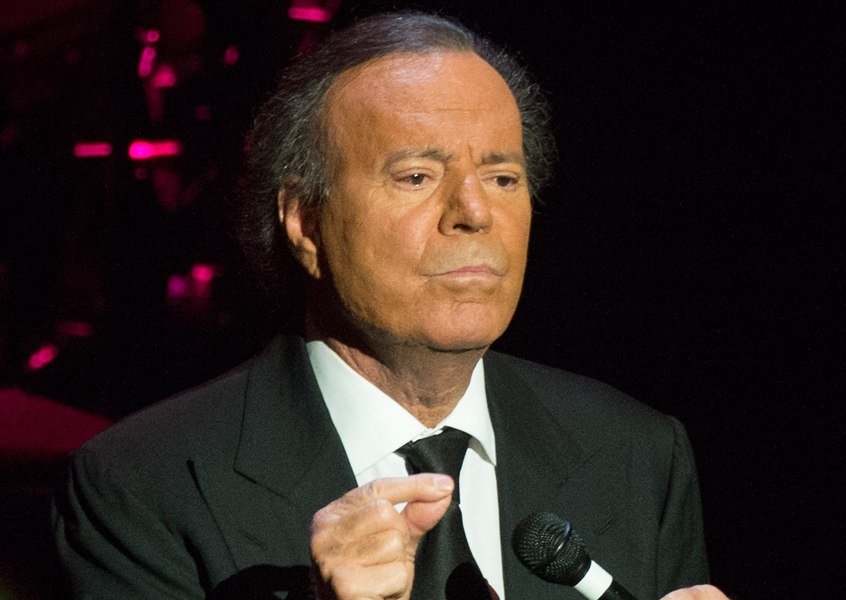 Julio Iglesias scapă de acuzațiile de agresiune sexuală și trafic de persoane. De ce justiția spaniolă nu poate judeca cazul