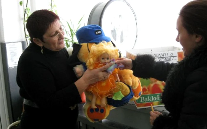 În cutii s-au strâns jucării de pluş şi păpuşi