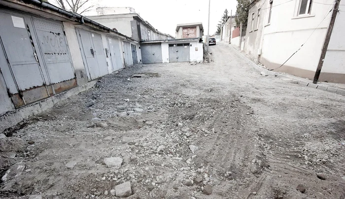 
    Așa arată strada  Alexandru Ioan Cuza,  după ce „Dorel”  a abandonat șantierul Foto: adevarul.ro   