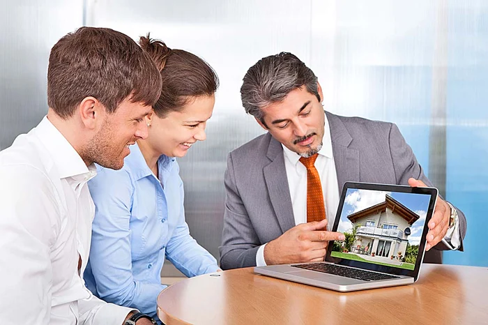 
    După ce acum câteva luni bancherii au mărit avansul la împrumuturile imobiliare  standard, în prezent şi-au dat seama că decizia luată a fost una dintre cele mai proaste  