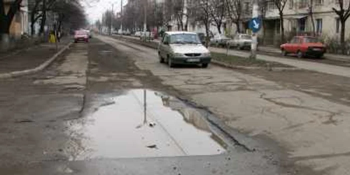 Conducătorii auto ocolesc cu grijă capcanele de pe şosea