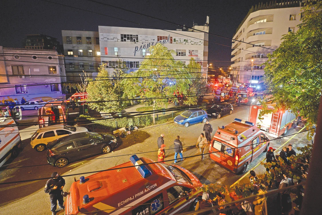 Mai multe ambulanțe SMURD au intervenit la fața locului în noaptea tragediei