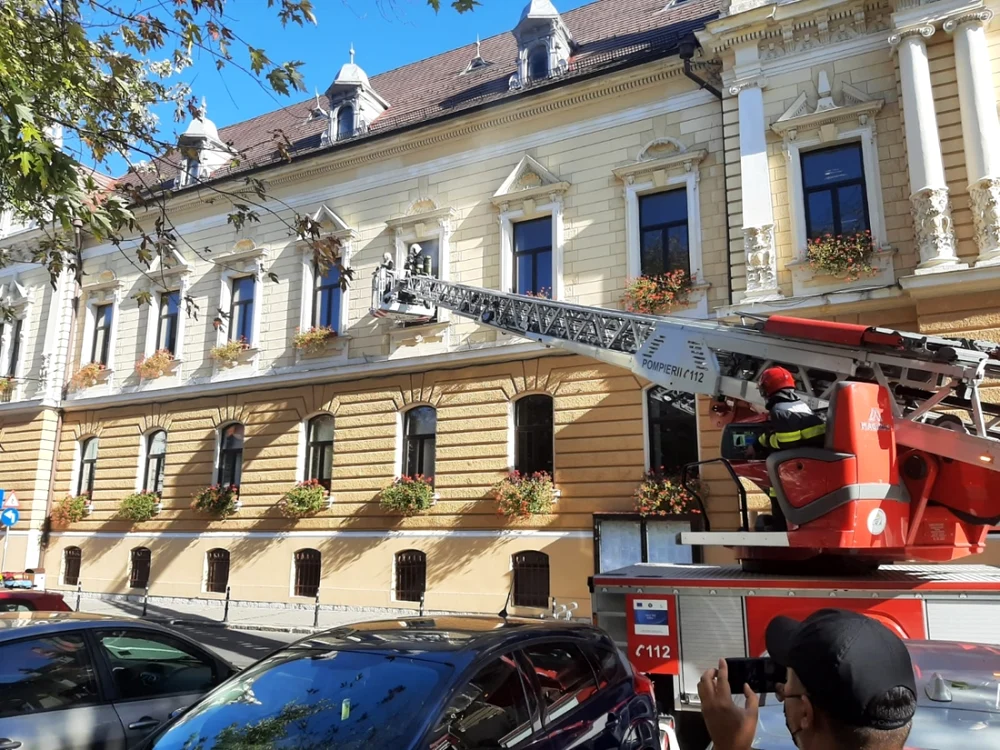 Exerciţiu de alarmă la incendiu la Primăria Braşov, FOTO Ioan Buciumar
