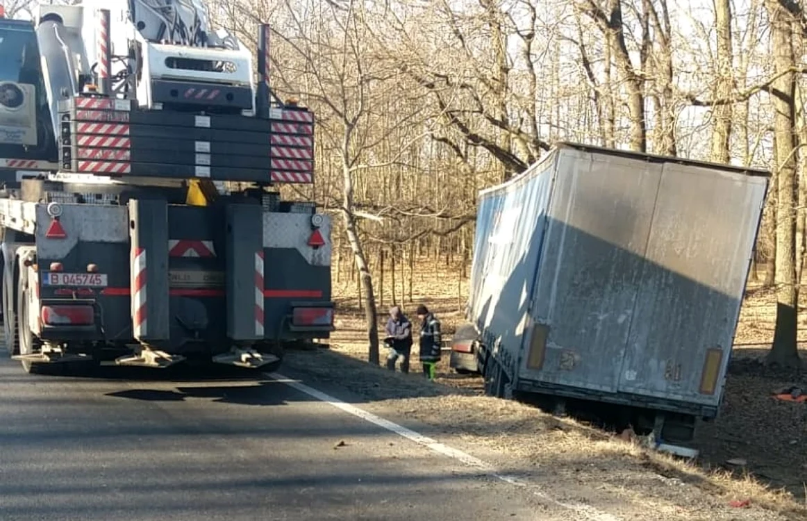Repunerea autotrenului în circulaţie a impus restricţionarea traficului FOTO: martor