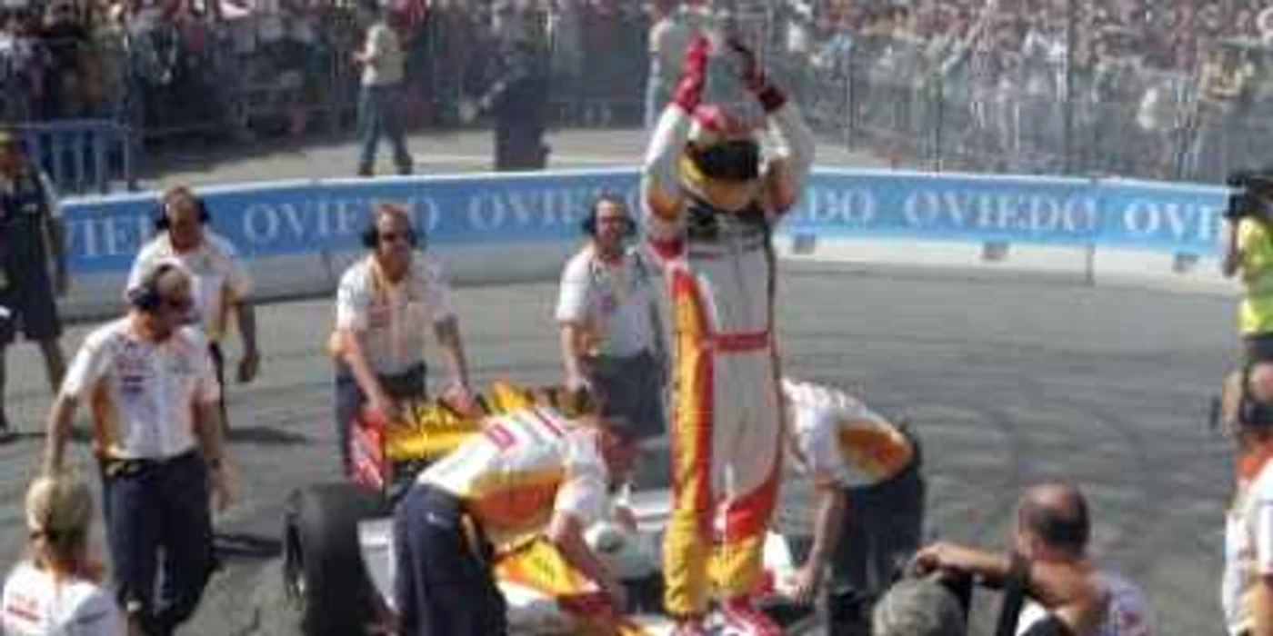 Formula 1: Fernando Alonso, asaltat de mulţime la Oviedo