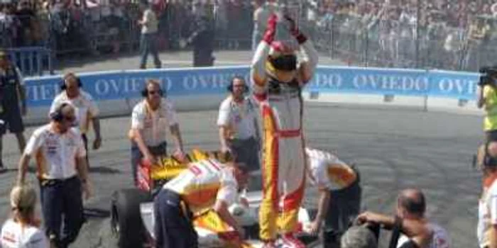 Formula 1: Fernando Alonso, asaltat de mulţime la Oviedo