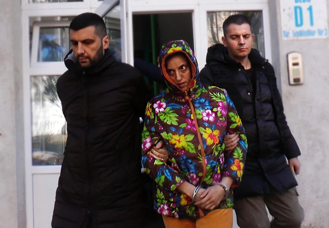 Femeia a fost încătușată și dusă în arest FOTO: Captura video