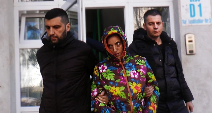 Femeia a fost încătușată și dusă în arest FOTO: Captura video