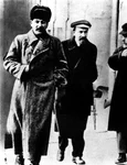 Iosif Stalin (stânga), alături de Alexei Ivanovici Rîkov, Lev Borisovici Kamenev și Grigori Zinoviev. Toți cei trei lideri bolșevici vor fi executați în timpul proceselor staliniste din anii '30 (© Wikimedia Commons)