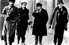 Iosif Stalin (stânga), alături de Alexei Ivanovici Rîkov, Lev Borisovici Kamenev și Grigori Zinoviev. Toți cei trei lideri bolșevici vor fi executați în timpul proceselor staliniste din anii '30 (© Wikimedia Commons)