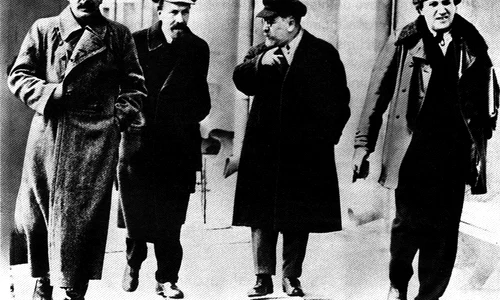 Iosif Stalin (stânga), alături de Alexei Ivanovici Rîkov, Lev Borisovici Kamenev și Grigori Zinoviev. Toți cei trei lideri bolșevici vor fi executați în timpul proceselor staliniste din anii '30 (© Wikimedia Commons)
