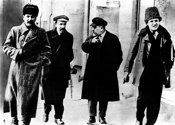 Iosif Stalin (stânga), alături de Alexei Ivanovici Rîkov, Lev Borisovici Kamenev și Grigori Zinoviev. Toți cei trei lideri bolșevici vor fi executați în timpul proceselor staliniste din anii '30 (© Wikimedia Commons)