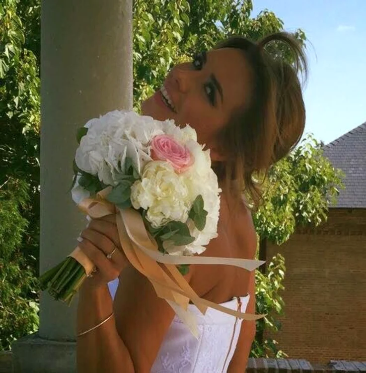 Magda le-a arătat prietenilor buchetul şi inelul de logodnă