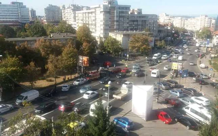 Un poliÅ£ist a fost rÄnit dupÄ ce autospeciala în care se afla a fost s-a rÄsturnat