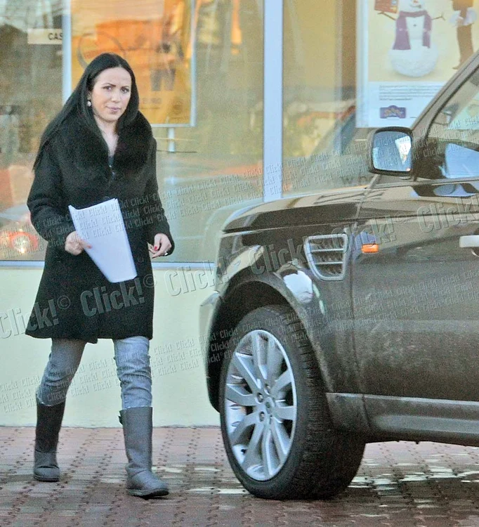 Cum s-a urcat în maşină, artista a şi fost luată de gât de fetiţa ei