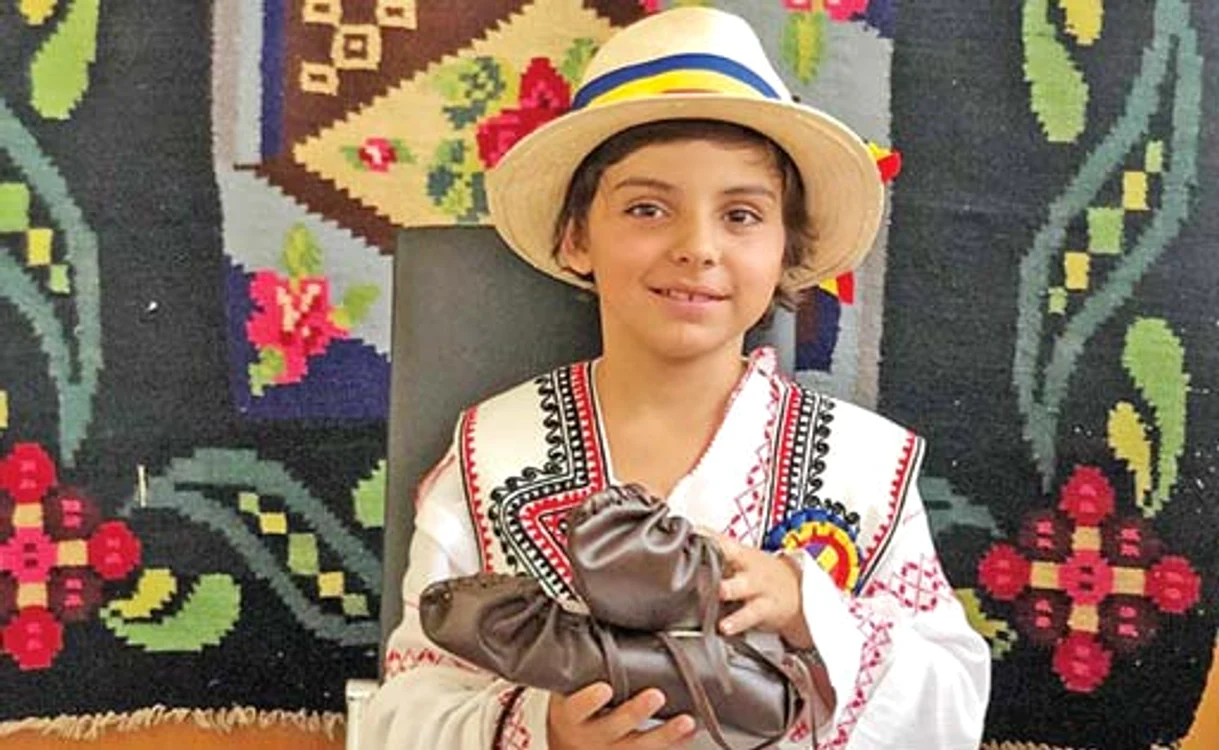 
    De la 6 ani a început  să croiască şi să coasă  încălţările tradiţionale  din piele  
