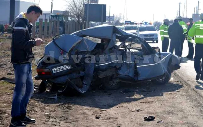 Şoferul Daciei a fost transportat la spital FOTO: Iulian Bunilă