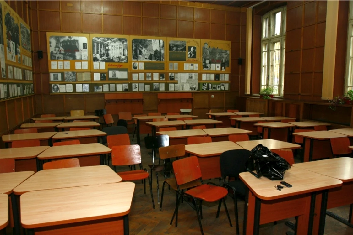 
    Cei 150 de euro pot fi folosiţi de profesori şi învăţători după cum cred de cuviinţăArhiva Click!  