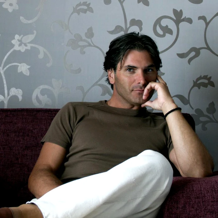 
    Mircea Radu a comentat alături de fanii lui prestaţiile de pe scena de la Malmo (foto: arhiva personală)  