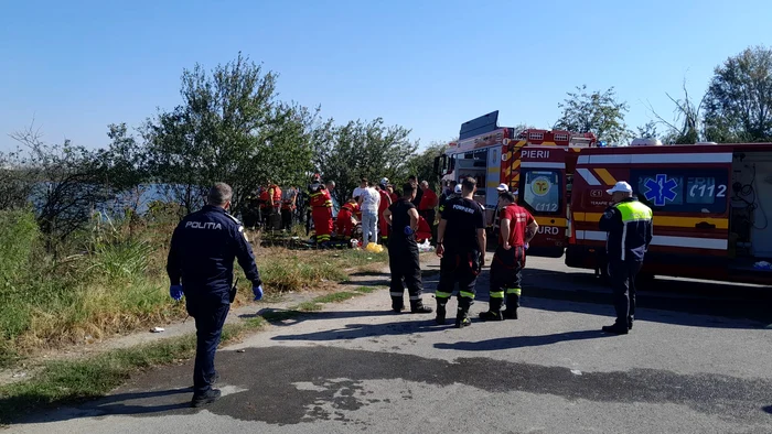Tânărul care a căzut cu mașina în lac a fost declarat mort