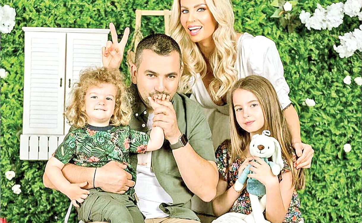 
    Andreea Bănică,  Lucian Mitrea şi copiii  lor, Sofia şi Andrei  