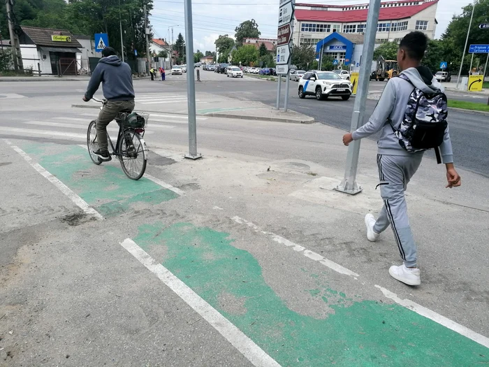 Pistele pe care se circulă îi pun în pericol pe pietoni FOTo: A.M.