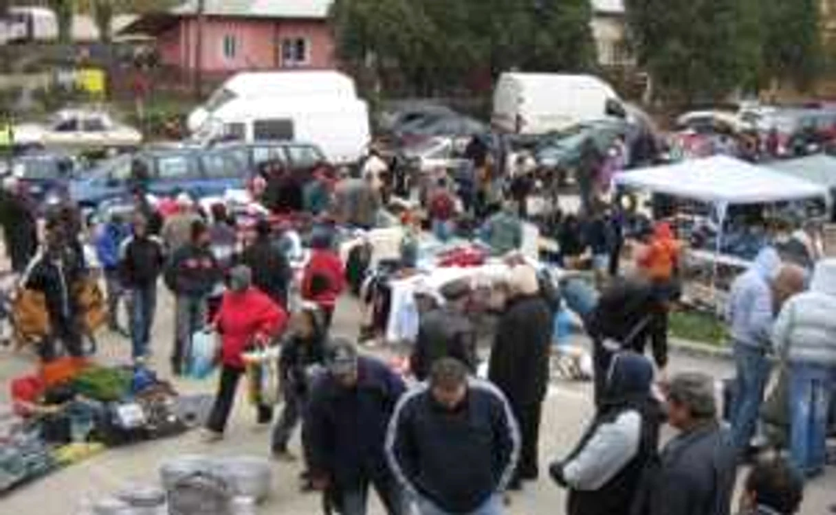 Râmnicu Vâlcea: Cumpărături de iarnă de la targul de vechituri