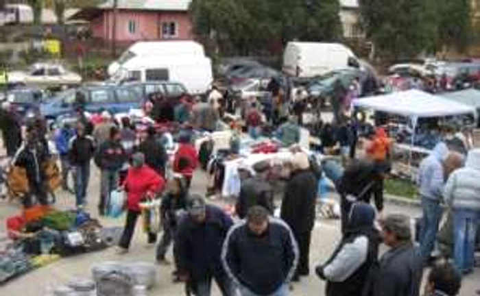 Râmnicu Vâlcea: Cumpărături de iarnă de la targul de vechituri