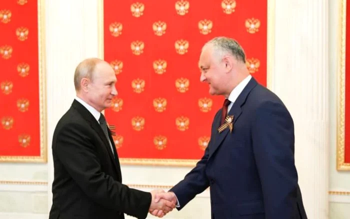 Igor Dodon (stânga) dând mâna cu Vladimir Putin FOTO Arhivă