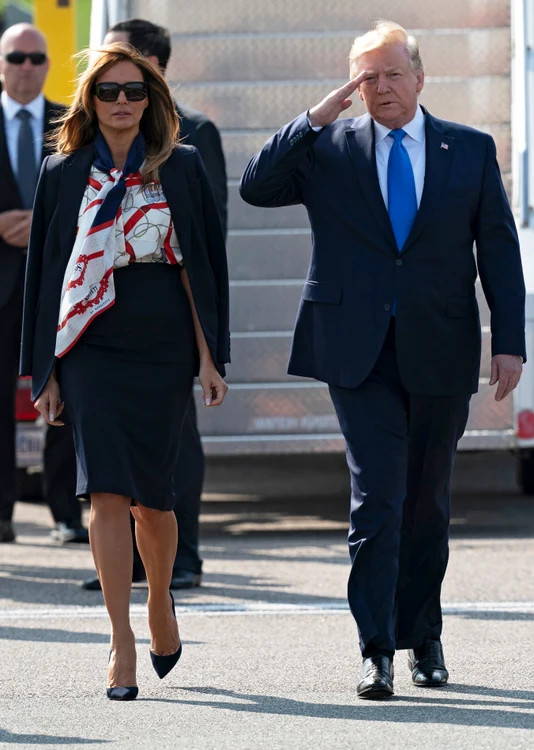 Melania Trump, într-o ținută elegantă și sobră, la aterizarea pe aeroportul din Londra