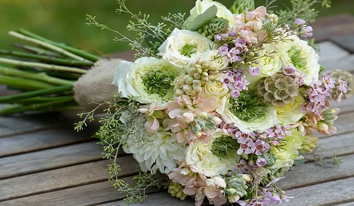 Trandafiri, tuberoze şi scabiosa  jpeg
