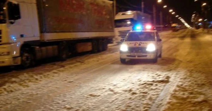 Poliţiştii supraveghează traficul 24 de ore din 24 