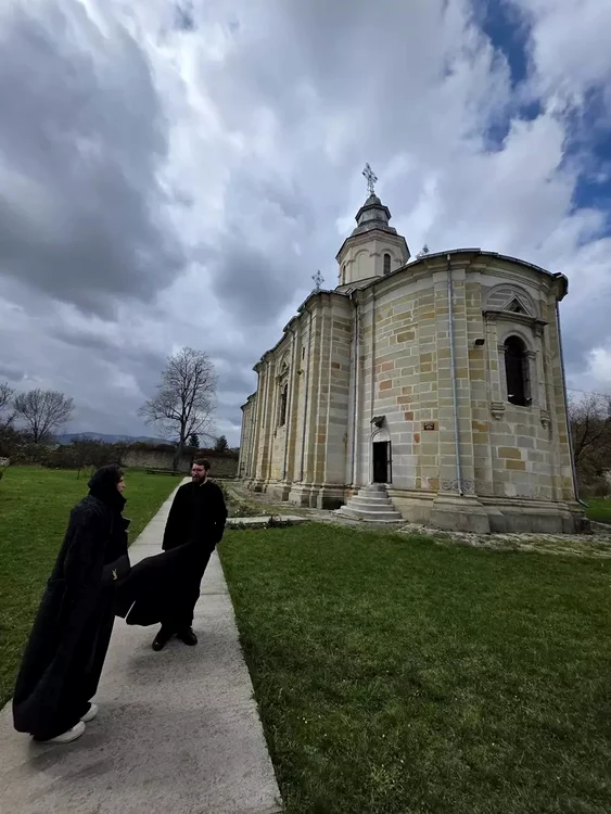 Monica Bîrlădeanu la Mănăstirea Cașin. Foto: social media 