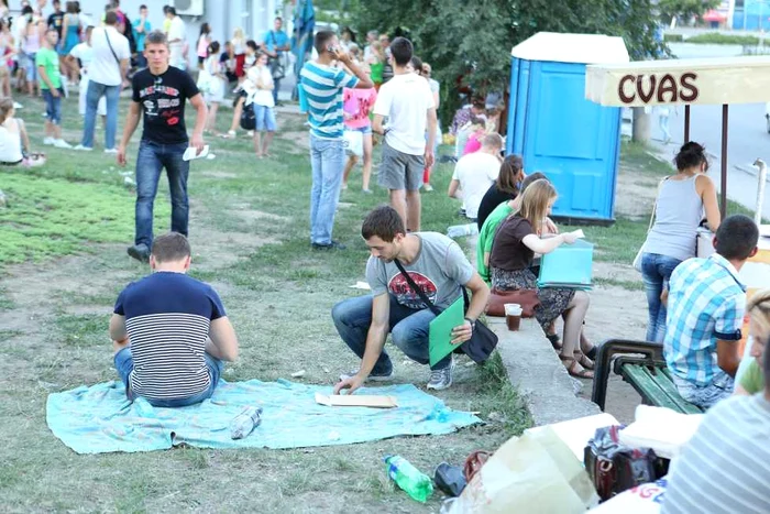 Aglomeraţie la Consulatul României din Chişinău. Foto: Dumitru Goncear