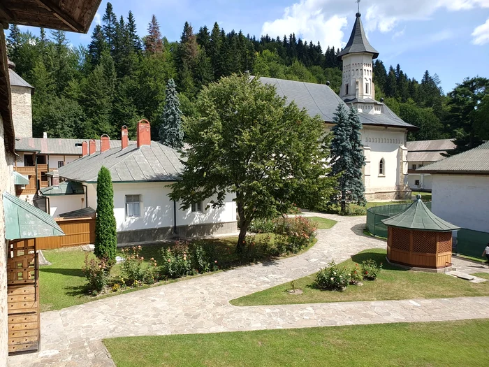 Mânăstirea de maici Slatina din Bucovina este una dintre cele mai mari din România FOTO: Click