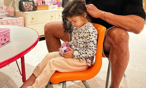 Jasmine, 5 ani, nu l a lăsat pe tatăl ei să tragă de fiare până nu i a rezolvat și ultimul zuluf jpeg