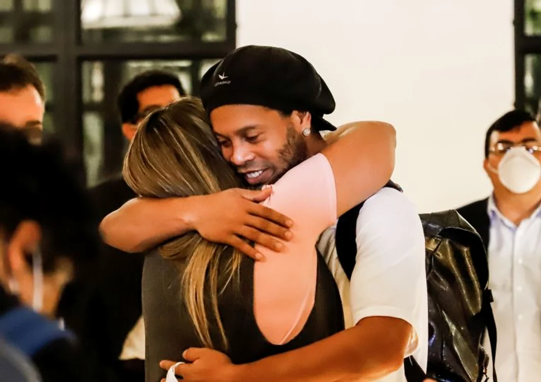 
    Ronaldinho a fost așteptat de prieteni la hotelul unde va sta în arestFOTO: EPA  