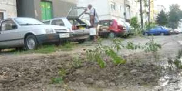 Suceava: Deşi a fost reparată, din conducta din Burdujeni încă izvorăşte apă