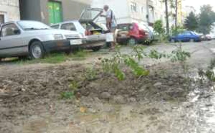 Suceava: Deşi a fost reparată, din conducta din Burdujeni încă izvorăşte apă